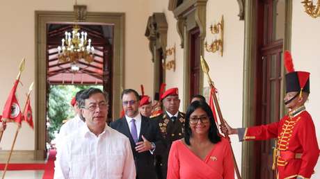 Petro arriba al Palacio de Miraflores para reunirse con Delcy Rodríguez