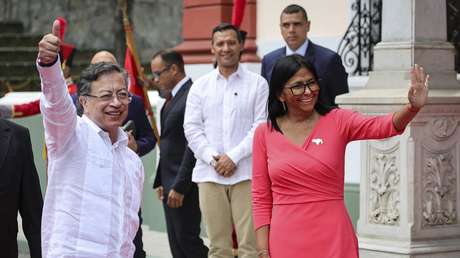 Petro anuncia exportaciones de energía eléctrica limpia a Venezuela