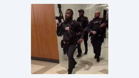 VIDEOS: Policías corren tras reportarse disparos en el edificio donde estaba Trump