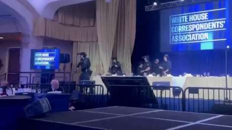 "¡Al suelo!": Momentos de pánico tras disparos en evento con Trump en Washington (VIDEO)