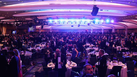 VIDEO: Asistentes se llevan botellas de vino tras tiroteo en acto con Trump