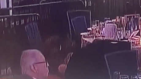 Inusual reacción de un invitado durante tiroteo en evento con Trump (VIDEO)