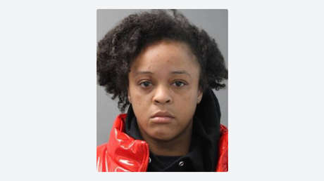 Acusada en EE.UU. por lanzar dinamita a su novio mientras duerme y arrancarle la mano