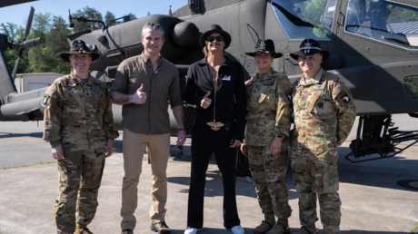 Estrella del rock da un paseo en helicóptero militar con el jefe del Pentágono