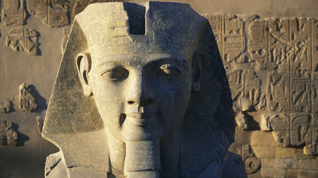 Desentierran en Egipto una enorme estatua del faraón 
