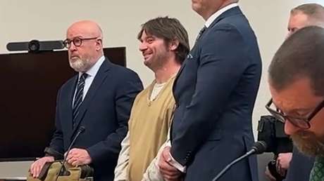 Hombre se ríe ante el juez al declararse culpable del brutal asesinato de su hijo y su pareja