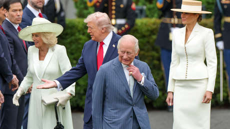 VIDEO: Trump interrumpe y se mete en el camino de la esposa de Carlos III