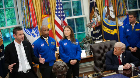 VIDEO: Trump se burla de las "preciosas orejas" del jefe de la NASA en su cara