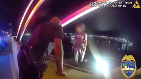 El emotivo video de un policía que rescató a un joven que quería lanzarse de un puente