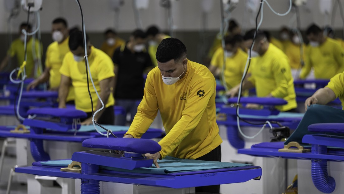 Bukele dice que los presos fabrican mobiliario para las escuelas de El Salvador