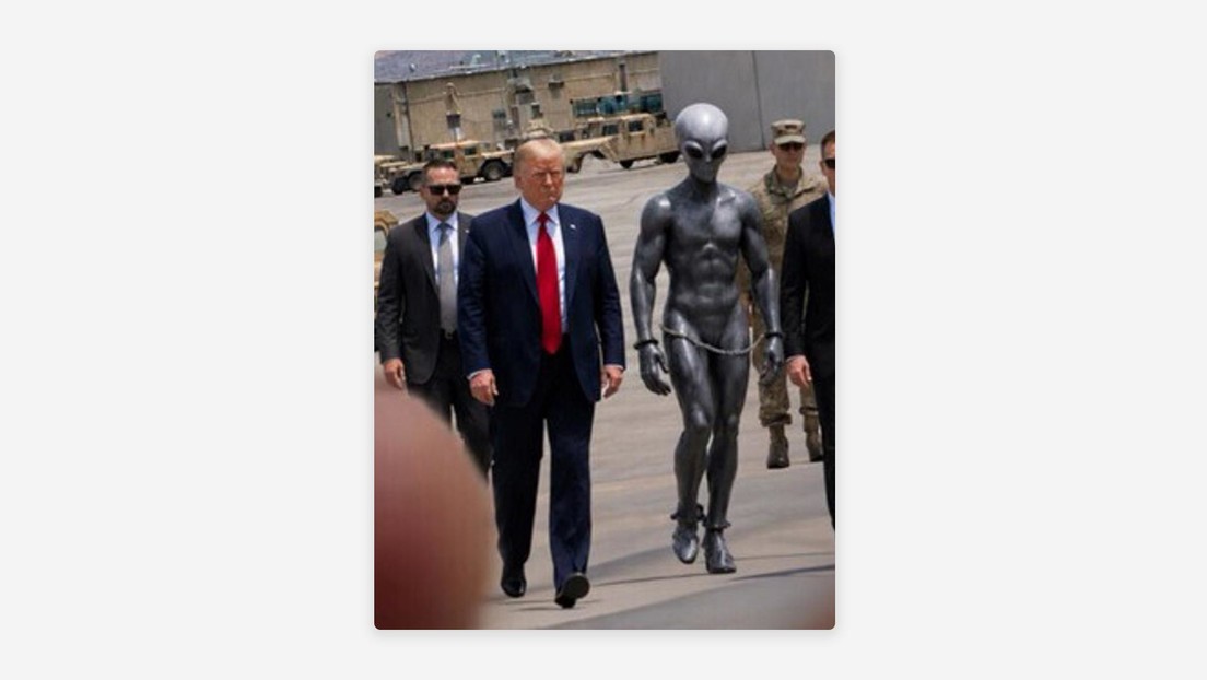 Trump sorprende con una imagen suya con un ‘alien’ esposado