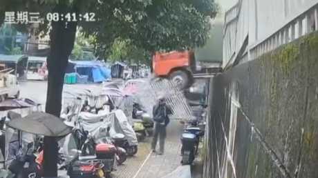 VIDEO: Сamina tranquilamente cuando un camión fuera de control se desploma a centímetros de él
