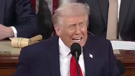 La Casa Blanca se vuelve viral con un video de Trump repitiendo una sola palabra durante una hora
