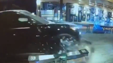 VIDEO: Momento en que un coche cargado con explosivos embiste contra un club deportivo en EE.UU