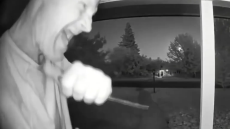 Hombre con actitud psicópata armado con un cuchillo aterroriza un vecindario en EE.UU. (VIDEO DE CÁMARA DE TIMBRE)