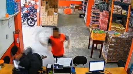 VIDEO: Intenta asaltar un supermercado y termina con un machetazo en el brazo