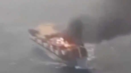VIDEO: Irán muestra un barco en llamas atacado cerca del estrecho de Ormuz