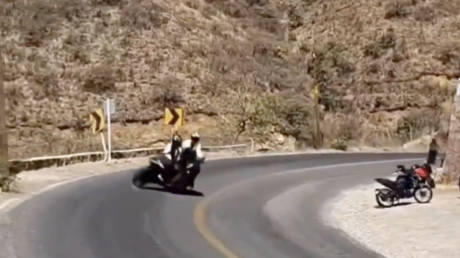 VIDEO: Pareja en moto invade el carril contrario y provoca un choque frontal en México