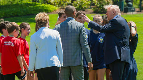 VIDEO: Trump enseña a niños su icónico baile