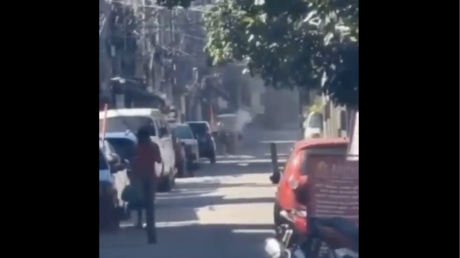 VIDEO: Un tiroteo ocurre a sus espaldas y un transeúnte habla tranquilamente por celular
