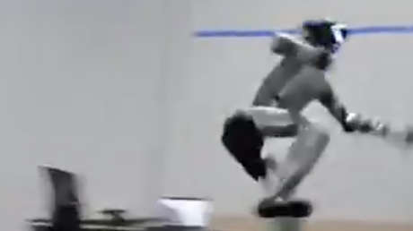 Robot humanoide chino domina las técnicas del 'parkour' con ayuda de la IA (VIDEO)