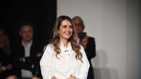 "Circo" y "payasada": Candidata presidencial debate sola en Colombia ante rival creado con IA