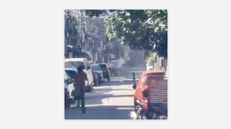 VIDEO: Un tiroteo ocurre a sus espaldas y un transeúnte habla tranquilamente por celular