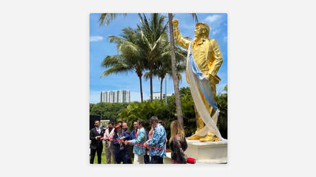 FOTO: Trump muestra su estatua dorada creada por "grandes patriotas"