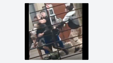 VIDEO: Vecinos atrapan a un ladrón y logran desmayarlo con una toma de Jiu Jitsu