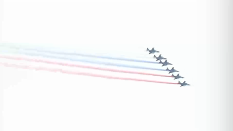 VIDEO: 'Tanques voladores' Su-25 tiñen el cielo de Moscú con los colores de la bandera rusa