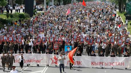 Más de 30.000 personas participan en la Marcha del Regimiento Inmortal en Kirguistán