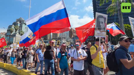 VIDEOS: La marcha del Regimiento Inmortal cruza ciudades latinoamericanas
