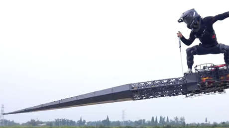 Espada gigante voladora irrumpe en las calles de China (VIDEO)