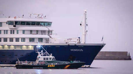 El crucero golpeado por el hantavirus llega a Canarias
