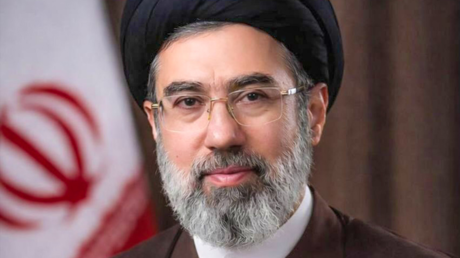 Líder supremo de Irán se reúne con la cúpula militar del país