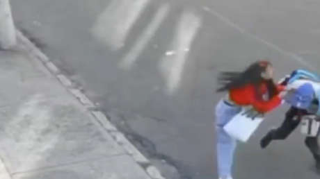 Mujer sorprende con su reacción ante un atraco (VIDEO)