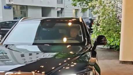 VIDEO: Putin se pone al volante para llevar a su antigua profesora a una cena en el Kremlin
