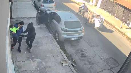 VIDEO: Violento y veloz robo de un coche a una mujer frente a sus hijos