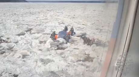 VIDEO: Rescatan a 7 personas atrapadas en el hielo de un río en Rusia