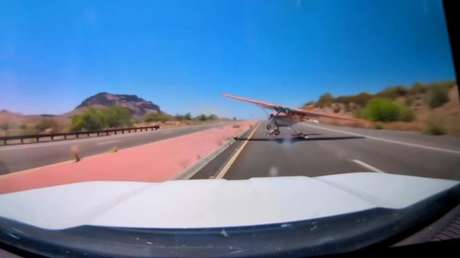 IMPACTANTE VIDEO: Avioneta casi choca con un auto en plena carretera