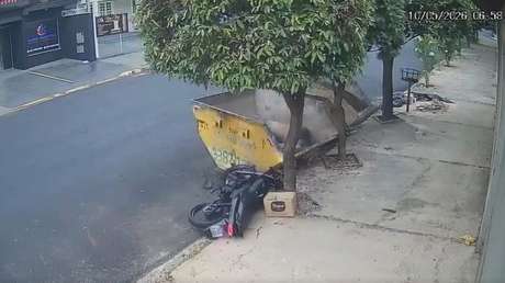 VIDEO: Motociclista termina en la basura tras un fuerte choque