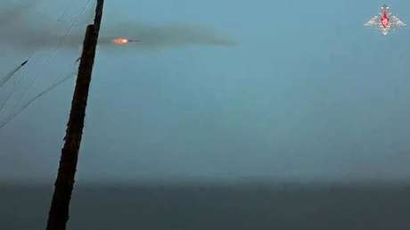 VIDEO: El Ejército ruso lanza una lluvia de cohetes sobre el enemigo