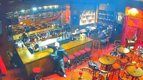 VIDEO: Ladrones armados entran a robar a un bar y se llevan una sorpresa