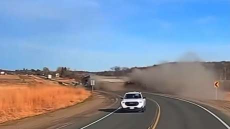 VIDEO: Momento exacto en el que un camión vuelca y bloquea una autopista tras choque fatal