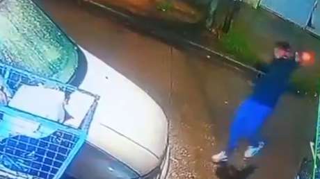 "Hay balas para todos": Perturbador momento en que adolescente dispara contra la casa de un compañero de clases