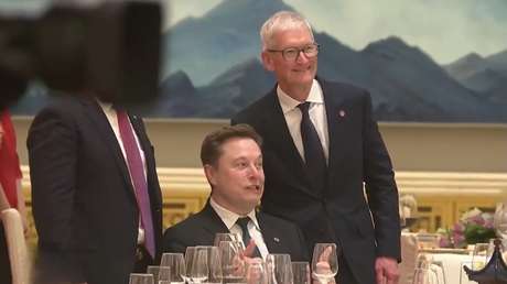 VIDEO: Elon Musk y Tim Cook posan juntos para una foto durante el banquete de Estado en China