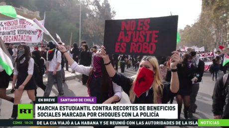 Marcha estudiantil en Chile contra recortes de beneficios sociales marcada por choques con la Policía