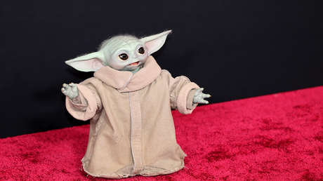 VIDEO: 'Baby Yoda' saluda al público y deslumbra con su ternura en la alfombra roja