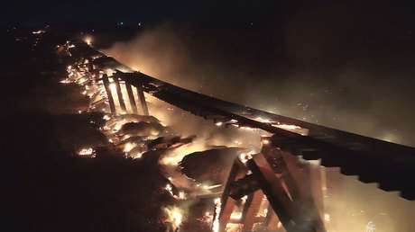 Texas en llamas: un rayo desata masivo incendio que arrasa con puente ferroviario, casas y vehículos (VIDEO)