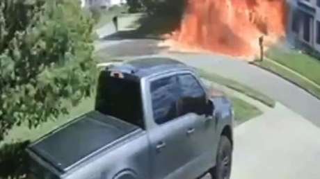 CHOCANTE VIDEO: Momento en que una avioneta se estrella contra una casa y provoca un mortal incendio
